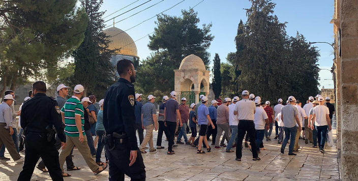 مستوطنون يقتحمون باحات الأقصى